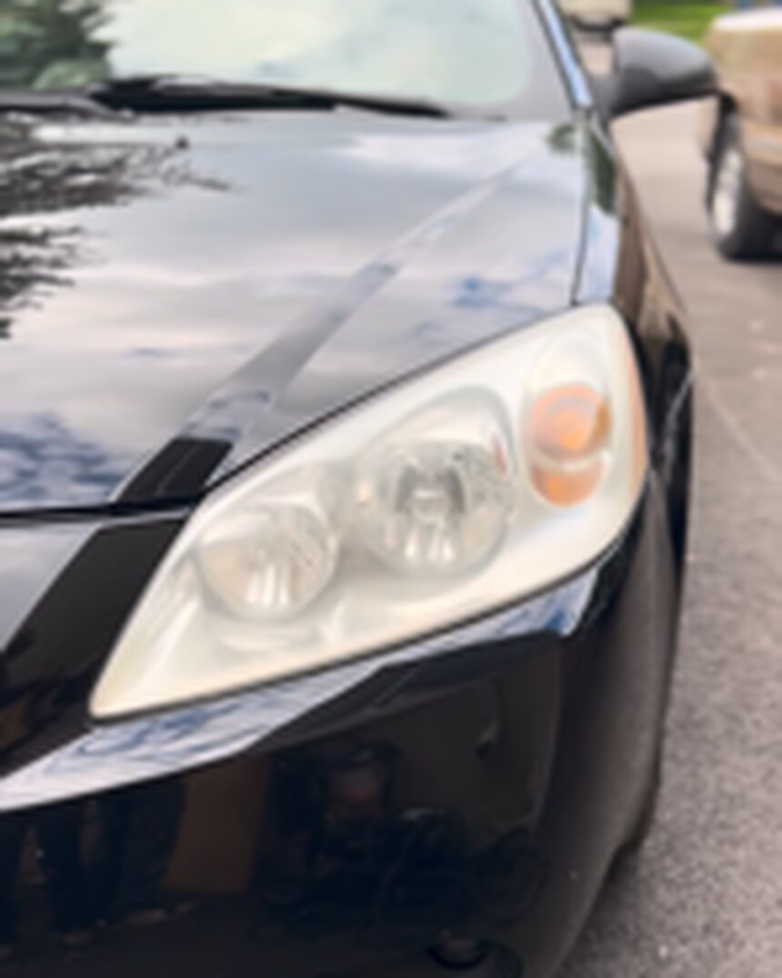 Phare jauni et oxydé avant polissage — Laurin Auto Care